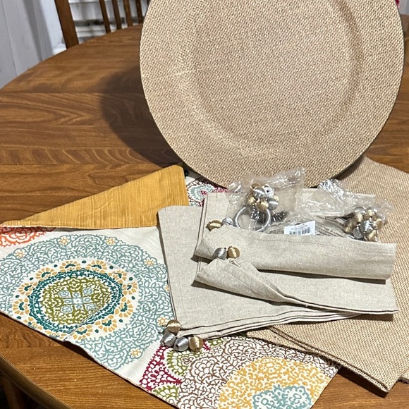 Set of two Elegant Tan Linen Napkins & napkin rings w/ Silver & Gold Accents NWT - Picture 2 of 16